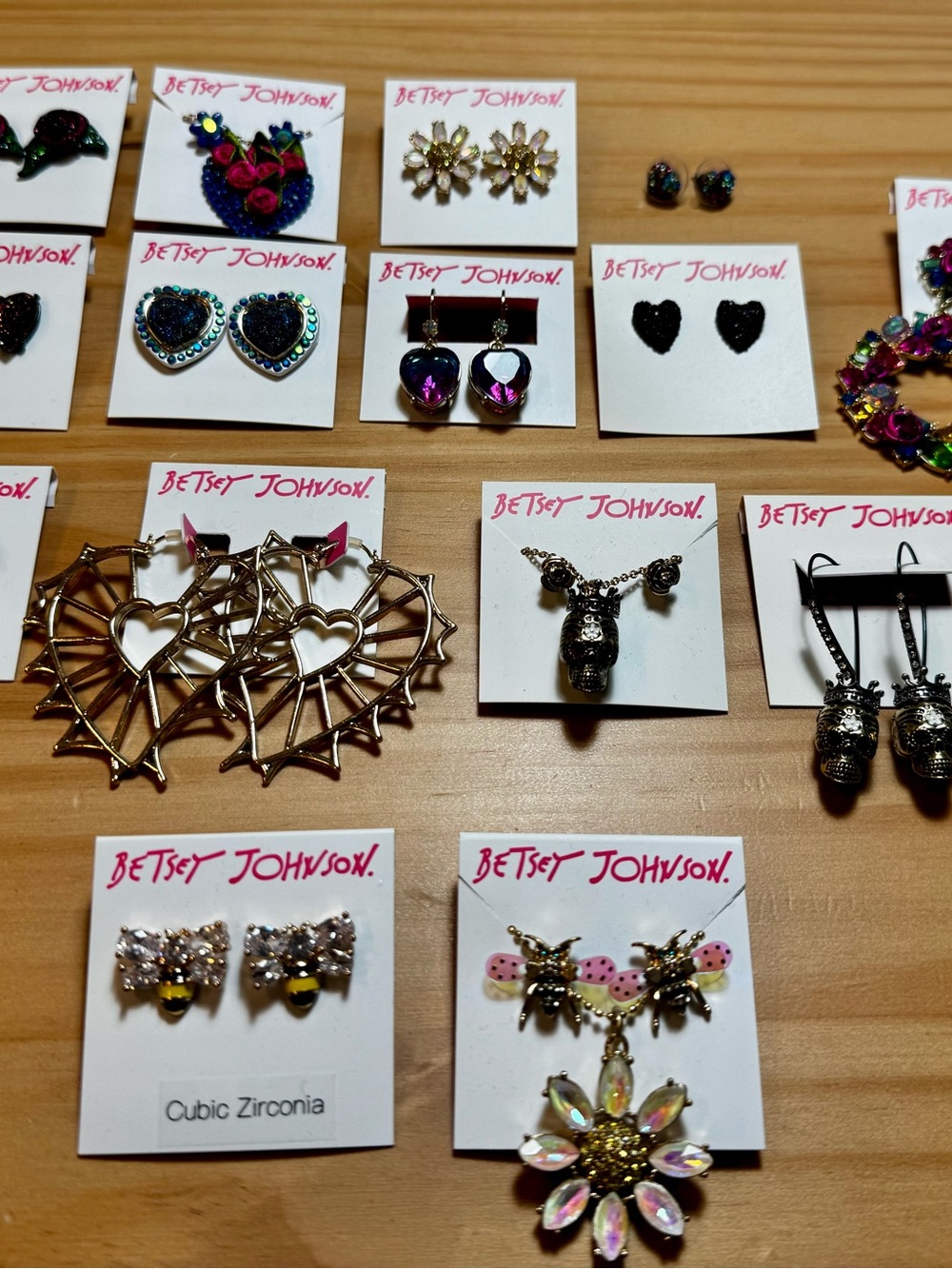 16 Sets of Authentic Betsey Johnson Jewelry: Earrings, Necklaces, Matching Pairs - Picture 5 of 14